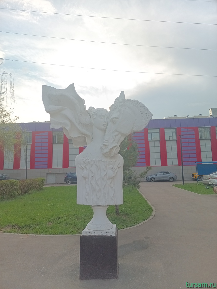 Скульптура Девушка и конь в Коньково-1