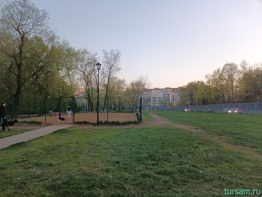 Сквер на Краснобогатырской улице в Москве-1