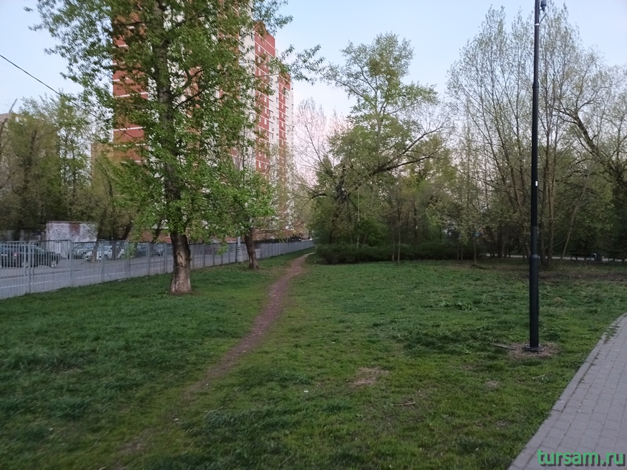 Сквер на Краснобогатырской улице в Москве-2