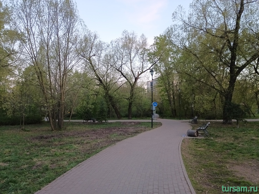 Сквер на Краснобогатырской улице в Москве-3